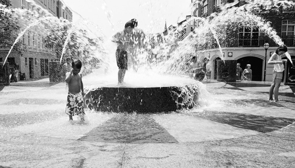 Charleston - July 2009 - Fountain - Nikon FM - Nikkor 24mm f:2.8