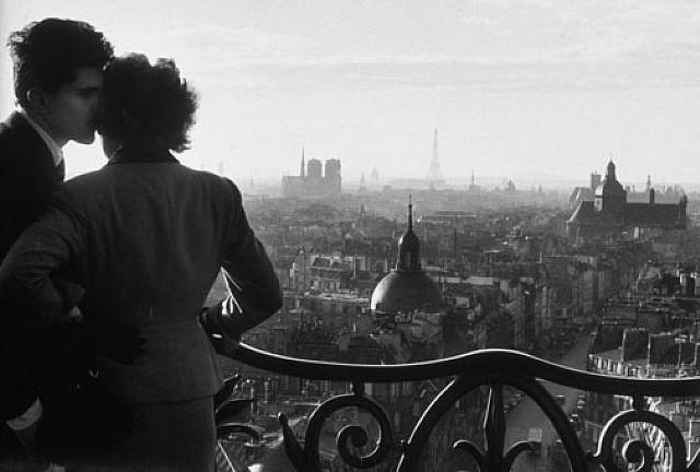 Willy Ronis - Les Amoureux de la Bastille - 1957 Willy Ronis - Les Amoureux de la Bastille - 1957
