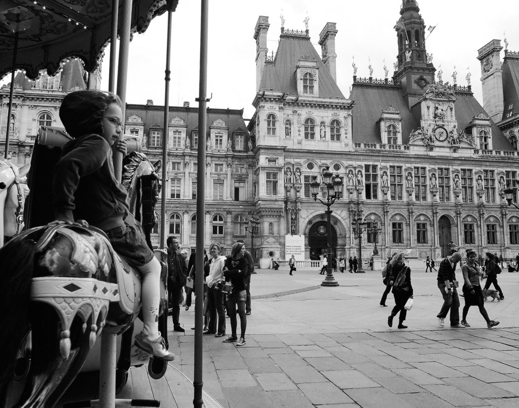 Paris, Place de l'Hotel de Ville (City Hall) - Nikon F3 - 24mm Nikkor AF