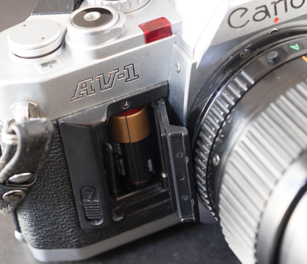 Canon AV-1 - The battery door is broken, but it does not prevent the camera from working.